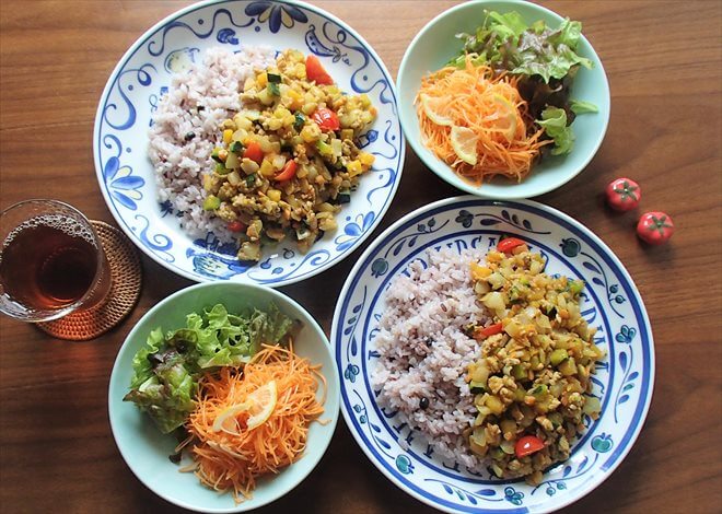 大地宅配の料理キット「おやさいデリキット」で作った「ゴロゴロかぼちゃのドライカレー」と「レモン香るキャロットラペ」