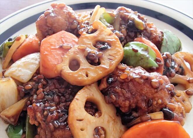 ローソンフレッシュの料理キット「キッチント」で作った「鶏竜田と野菜の雑穀入り黒酢あんかけ」