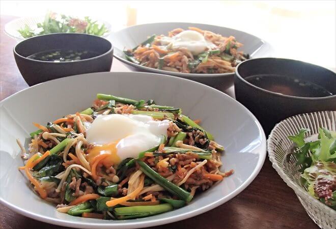 簡単調理ができる「Kit Oisix」で作った野菜たっぷりの食事(ジューシそぼろのビビンバ)