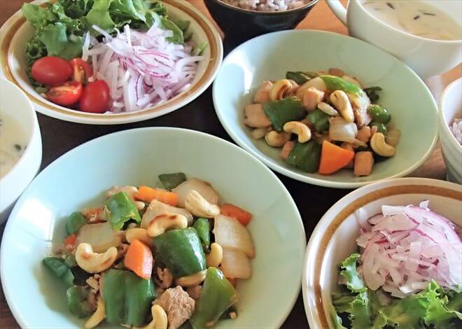 らでぃっしゅぼーやの料理キット「私が仕上げる10分キット」の食事「野菜と鶏肉のカシューナッツ炒め」